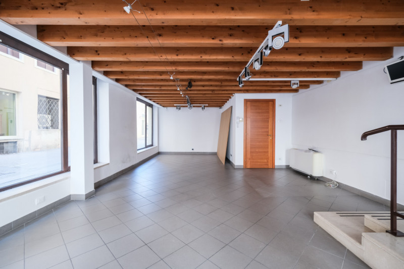 Inserito in una curata palazzina, ristrutturata ad inizio anni 2000, tra piazza Duomo e piazza Ca...