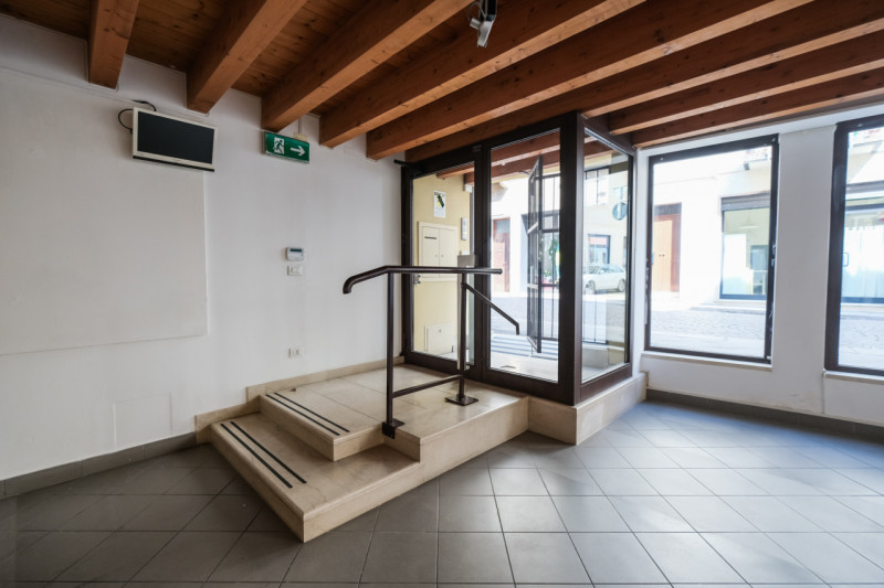 Inserito in una curata palazzina, ristrutturata ad inizio anni 2000, tra piazza Duomo e piazza Ca...