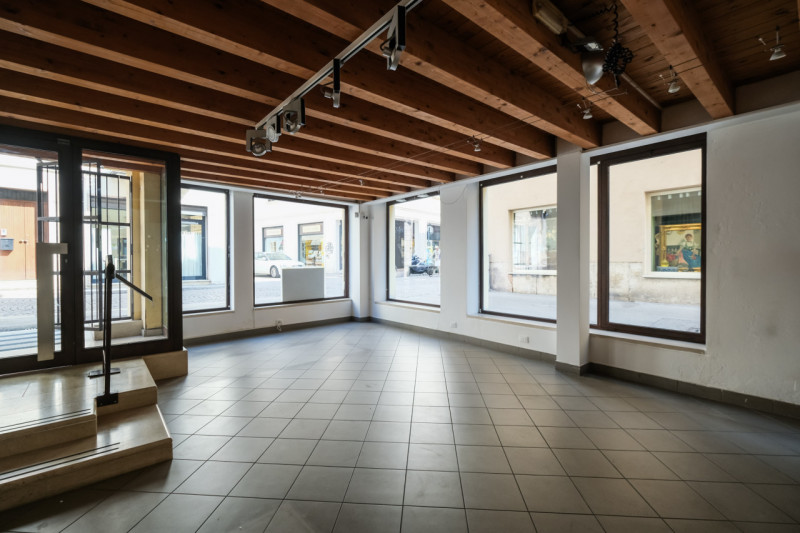 Inserito in una curata palazzina, ristrutturata ad inizio anni 2000, tra piazza Duomo e piazza Ca...