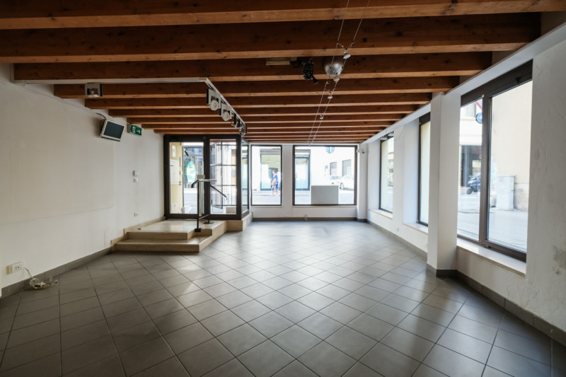 Inserito in una curata palazzina, ristrutturata ad inizio anni 2000, tra piazza Duomo e piazza Ca...