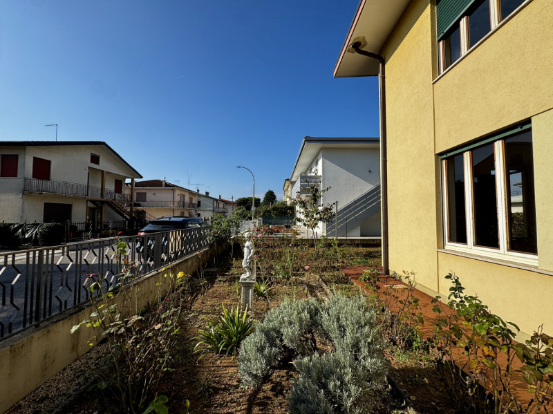 VISITE SOSPESE PER TRATTATIVA IN CORSO

Marano Vicentino - Tricamere al piano terra con giardino ...