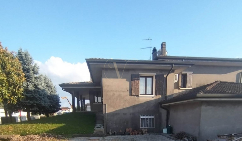 SOSSANO: Scoprite questa CASA SINGOLA di grandi dimensioni, situata su un lotto generoso di circa...