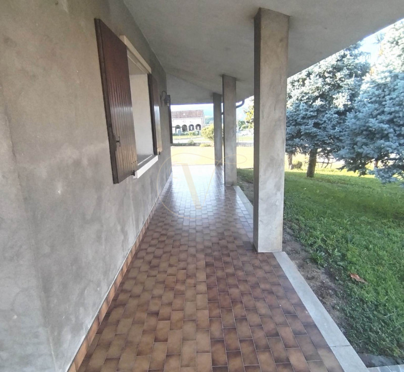 SOSSANO: Scoprite questa CASA SINGOLA di grandi dimensioni, situata su un lotto generoso di circa...