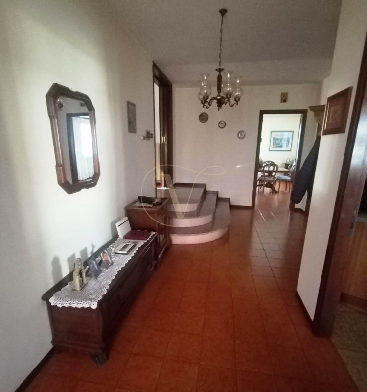 SOSSANO: Scoprite questa CASA SINGOLA di grandi dimensioni, situata su un lotto generoso di circa...