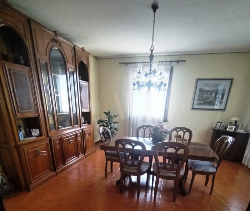 SOSSANO: Scoprite questa CASA SINGOLA di grandi dimensioni, situata su un lotto generoso di circa...