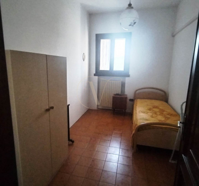 SOSSANO: Scoprite questa CASA SINGOLA di grandi dimensioni, situata su un lotto generoso di circa...