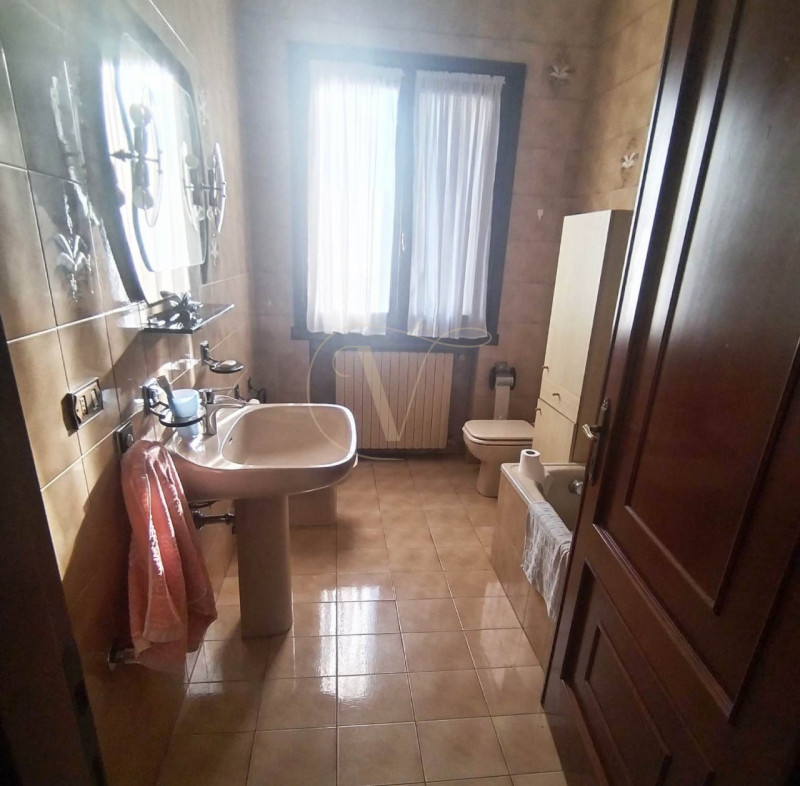 SOSSANO: Scoprite questa CASA SINGOLA di grandi dimensioni, situata su un lotto generoso di circa...