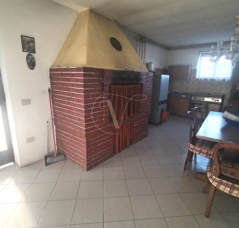 SOSSANO: Scoprite questa CASA SINGOLA di grandi dimensioni, situata su un lotto generoso di circa...