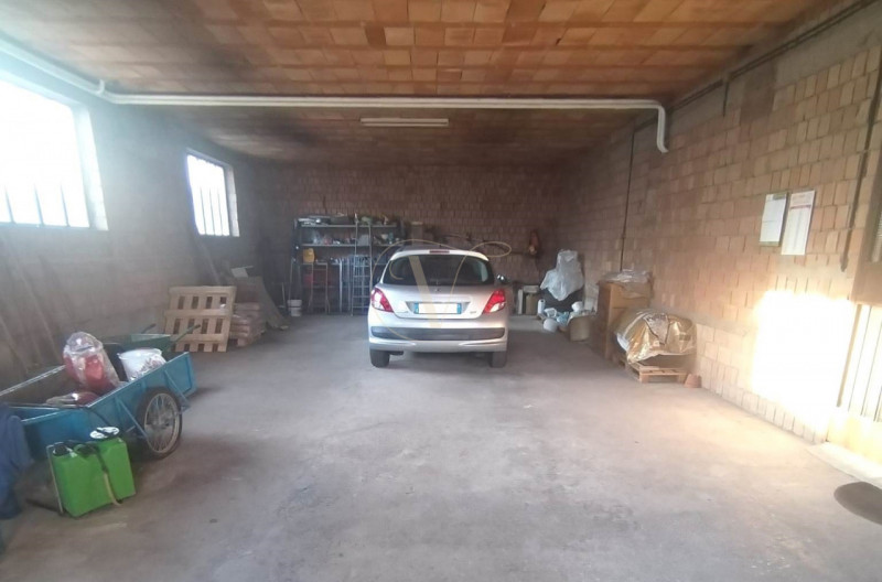 SOSSANO: Scoprite questa CASA SINGOLA di grandi dimensioni, situata su un lotto generoso di circa...