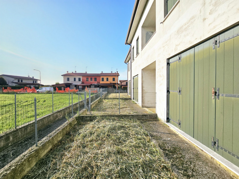 A Solesino, località Arteselle, proponiamo in vendita spaziosa casa a schiera centrale, che offre...