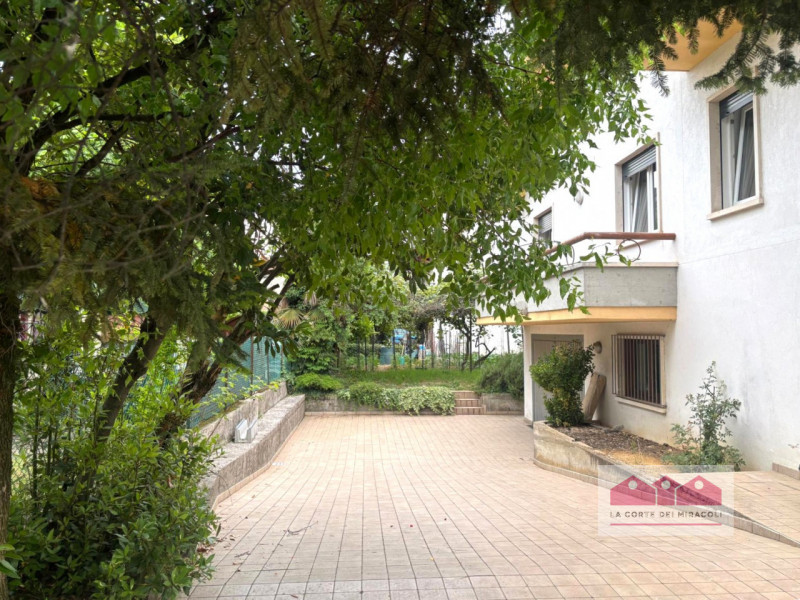 CREAZZO: SPLENDIDA CASA SINGOLA IN ZONA CENTRALE IDEALE PER CHI DESIDERA VIVERE IN UN CONTESTO TR...