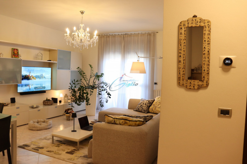 Nel cuore di Camin, proponiamo un interessante appartamento duplex dalle ottime condizioni all'in...