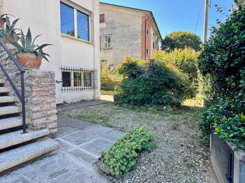 AFFITTASI TRICAMERE SEMIARREDATO E CON GARAGE E CANTINA, IN BIFAMILIARE A VICENZA - Rif. 8297
A p...