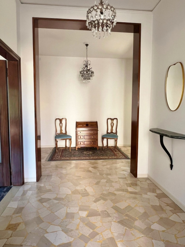 AFFITTASI TRICAMERE SEMIARREDATO E CON GARAGE E CANTINA, IN BIFAMILIARE A VICENZA - Rif. 8297
A p...