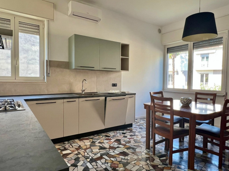 AFFITTASI TRICAMERE SEMIARREDATO E CON GARAGE E CANTINA, IN BIFAMILIARE A VICENZA - Rif. 8297
A p...