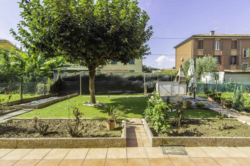 Arcella San Carlo: Ottima posizione comoda soprattutto a tutti i servizi in quanto situato in una...