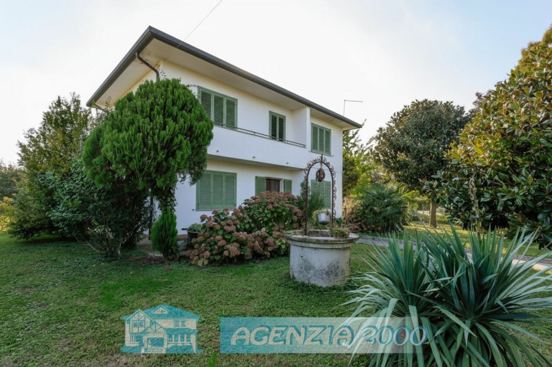 SCOPRI LA TUA NUOVA CASA !!! PERFETTA PER TE, CON AMPIO GIARDINO E ADDIRITTURA TRE GARAGE..., IN ...