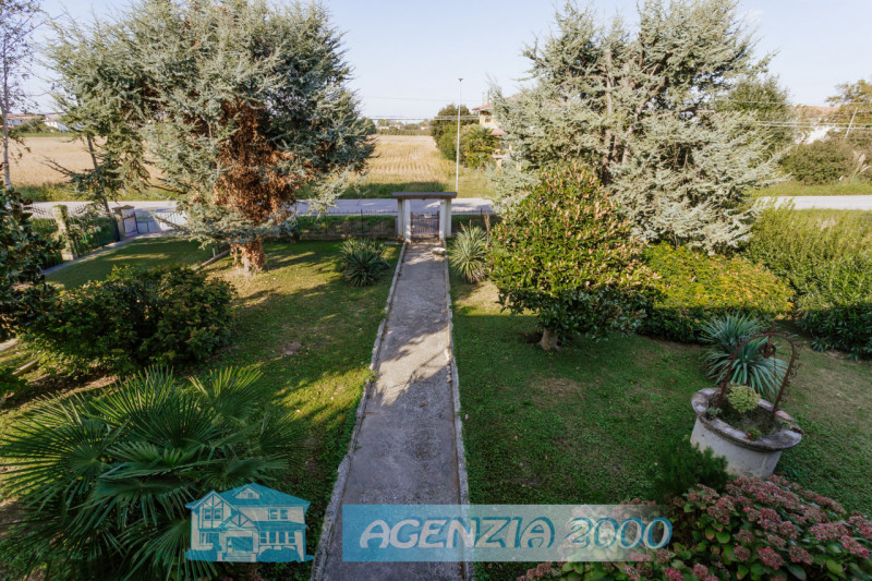 SCOPRI LA TUA NUOVA CASA !!! PERFETTA PER TE, CON AMPIO GIARDINO E ADDIRITTURA TRE GARAGE..., IN ...