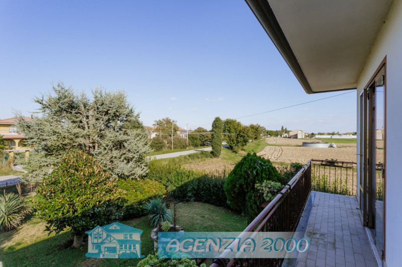 SCOPRI LA TUA NUOVA CASA !!! PERFETTA PER TE, CON AMPIO GIARDINO E ADDIRITTURA TRE GARAGE..., IN ...