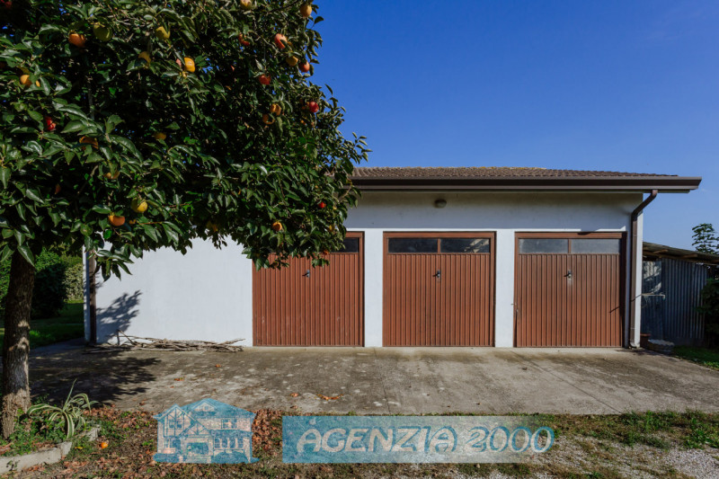 SCOPRI LA TUA NUOVA CASA !!! PERFETTA PER TE, CON AMPIO GIARDINO E ADDIRITTURA TRE GARAGE..., IN ...