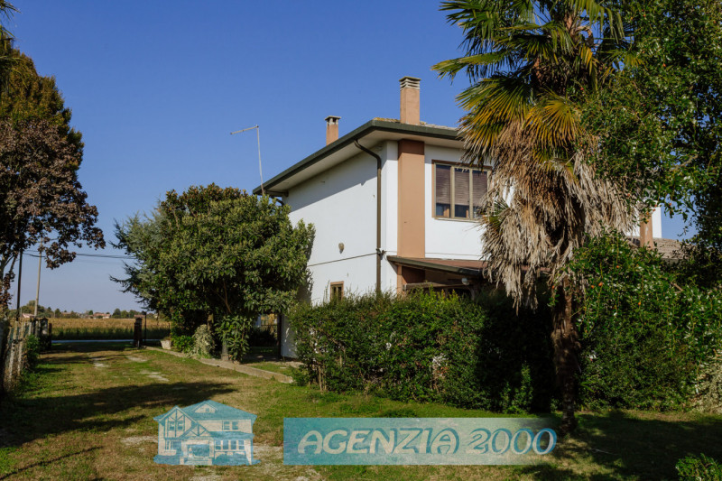 SCOPRI LA TUA NUOVA CASA !!! PERFETTA PER TE, CON AMPIO GIARDINO E ADDIRITTURA TRE GARAGE..., IN ...