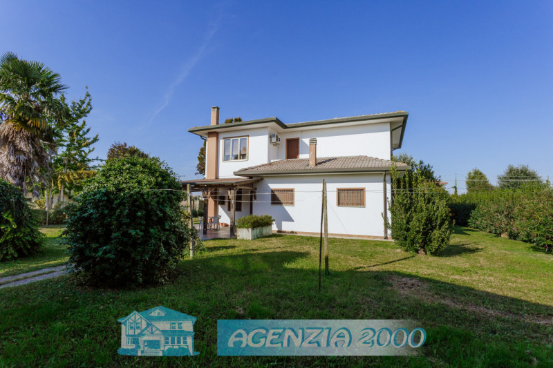 SCOPRI LA TUA NUOVA CASA !!! PERFETTA PER TE, CON AMPIO GIARDINO E ADDIRITTURA TRE GARAGE..., IN ...