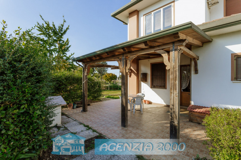 SCOPRI LA TUA NUOVA CASA !!! PERFETTA PER TE, CON AMPIO GIARDINO E ADDIRITTURA TRE GARAGE..., IN ...