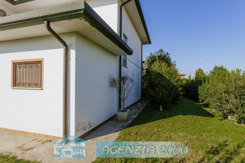 SCOPRI LA TUA NUOVA CASA !!! PERFETTA PER TE, CON AMPIO GIARDINO E ADDIRITTURA TRE GARAGE..., IN ...