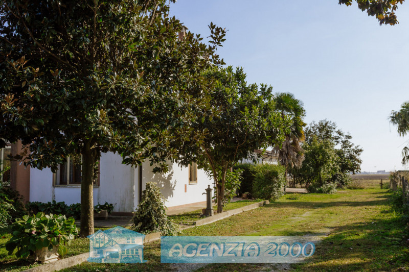 SCOPRI LA TUA NUOVA CASA !!! PERFETTA PER TE, CON AMPIO GIARDINO E ADDIRITTURA TRE GARAGE..., IN ...