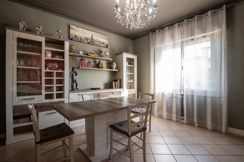 ALBIGNASEGO in zona Mandriola in vendita casa singola suddivisa in due appartamenti ideale quindi...