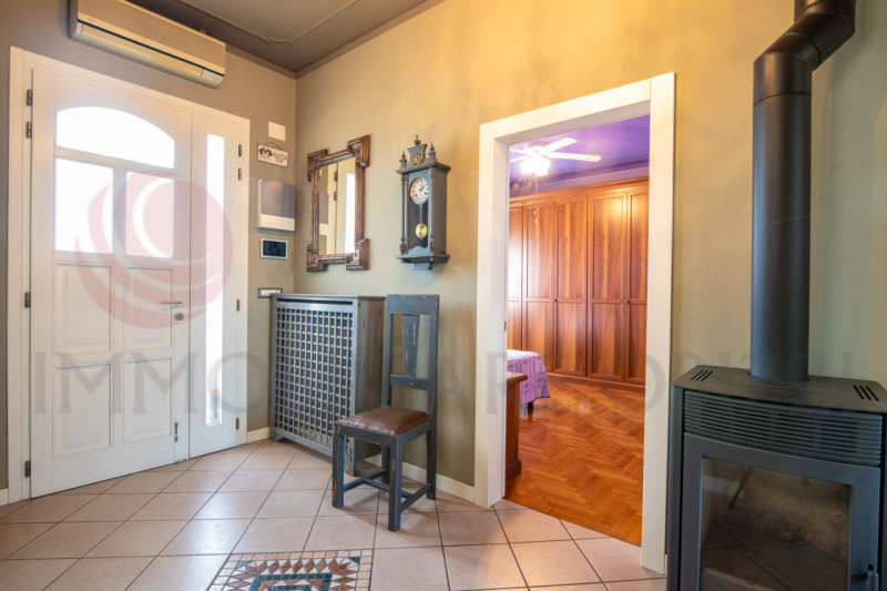 ALBIGNASEGO in zona Mandriola in vendita casa singola suddivisa in due appartamenti ideale quindi...