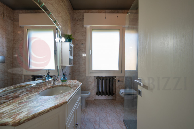 ALBIGNASEGO in zona Mandriola in vendita casa singola suddivisa in due appartamenti ideale quindi...