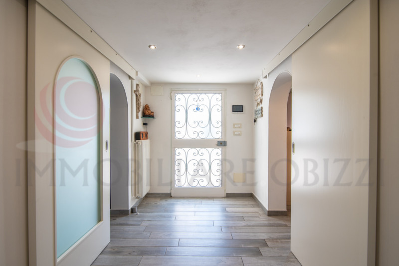 ALBIGNASEGO in zona Mandriola in vendita casa singola suddivisa in due appartamenti ideale quindi...