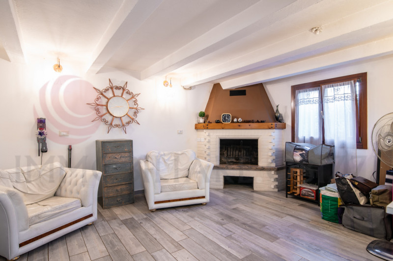 ALBIGNASEGO in zona Mandriola in vendita casa singola suddivisa in due appartamenti ideale quindi...