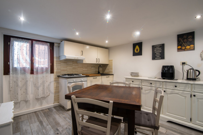 ALBIGNASEGO in zona Mandriola in vendita casa singola suddivisa in due appartamenti ideale quindi...