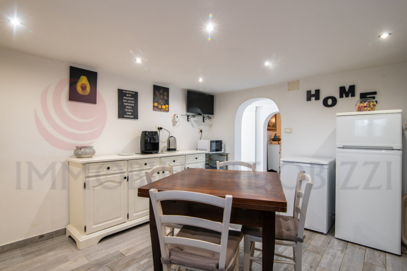 ALBIGNASEGO in zona Mandriola in vendita casa singola suddivisa in due appartamenti ideale quindi...