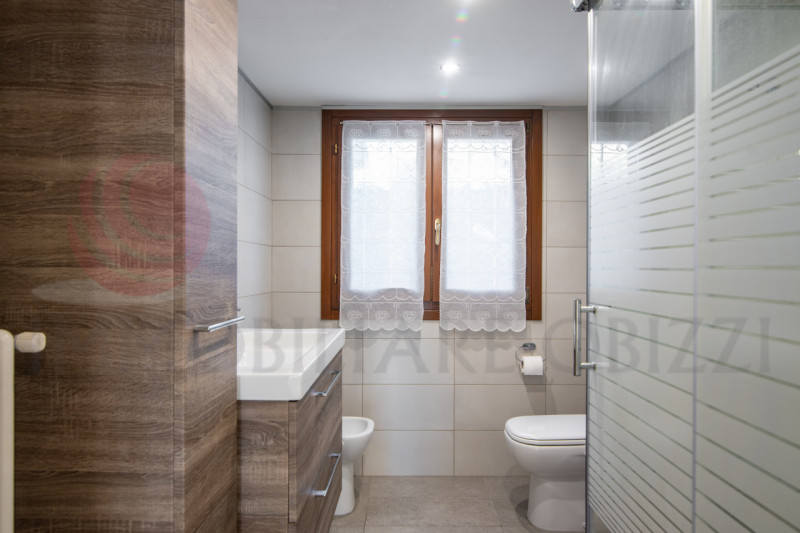 ALBIGNASEGO in zona Mandriola in vendita casa singola suddivisa in due appartamenti ideale quindi...