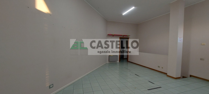 Vigodarzere in posizione centrale, fronte strada principale di passaggio, libero velocemente nego...