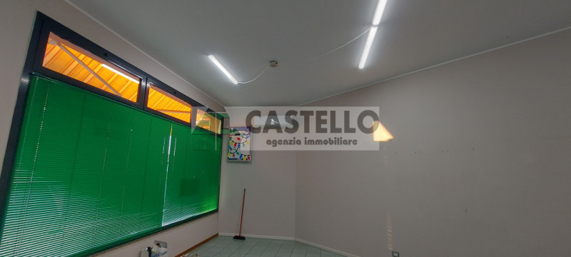 Vigodarzere in posizione centrale, fronte strada principale di passaggio, libero velocemente nego...