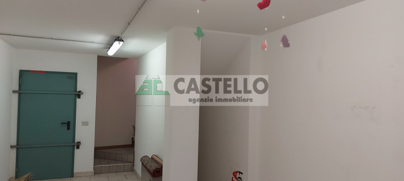 Vigodarzere in posizione centrale, fronte strada principale di passaggio, libero velocemente nego...