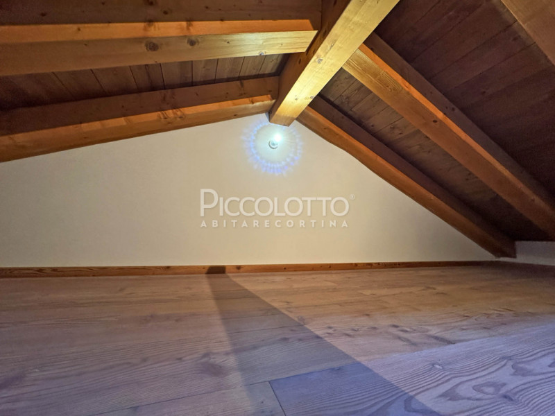 Rif. V5375 - Cortina d'Ampezzo - Attico Luminoso - Posto auto in garage

Scoprite un'opportunità ...