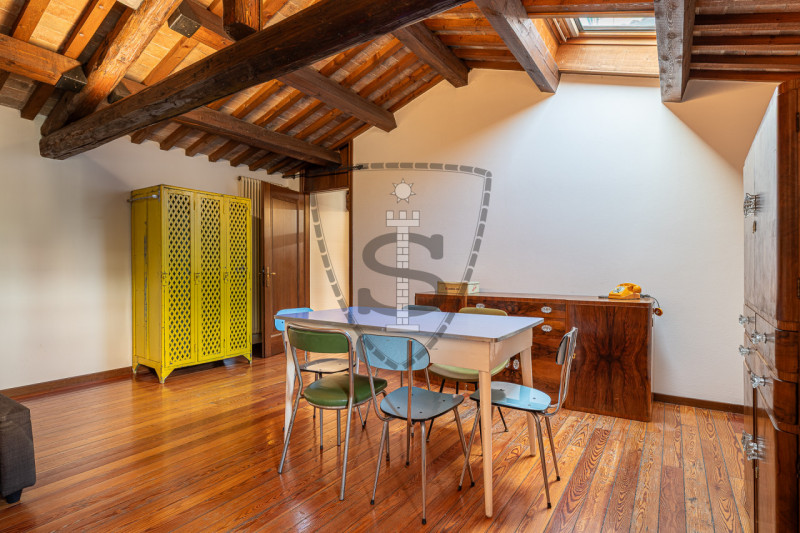 Proponiamo in vendita un bellissimo appartamento indipendente nel cuore del Centro Storico di Bas...