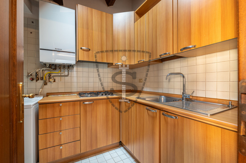 Proponiamo in vendita un bellissimo appartamento indipendente nel cuore del Centro Storico di Bas...