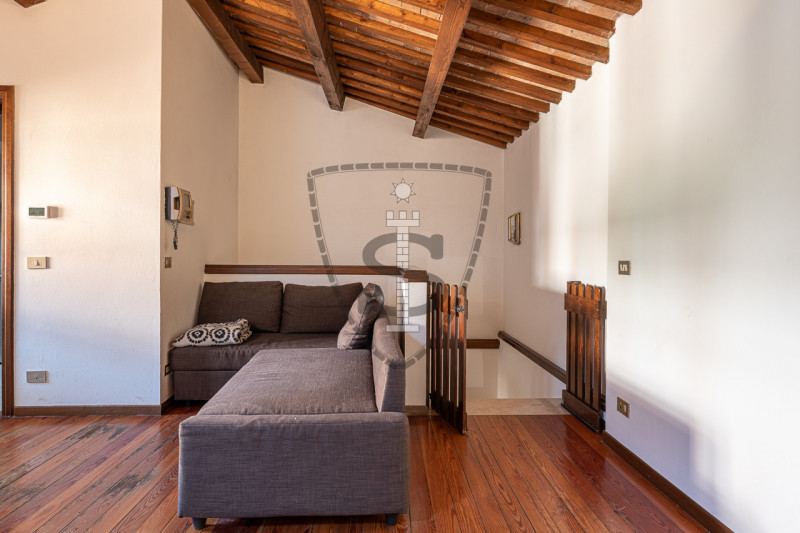 Proponiamo in vendita un bellissimo appartamento indipendente nel cuore del Centro Storico di Bas...