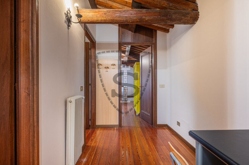 Proponiamo in vendita un bellissimo appartamento indipendente nel cuore del Centro Storico di Bas...