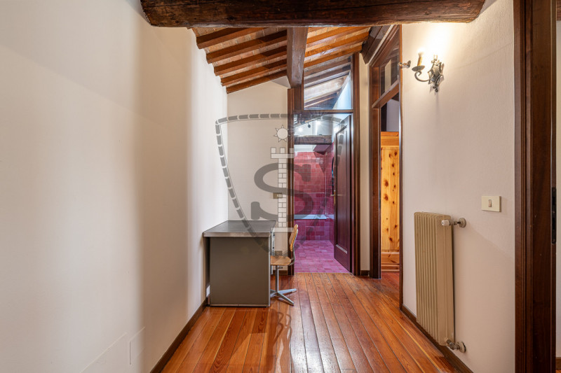 Proponiamo in vendita un bellissimo appartamento indipendente nel cuore del Centro Storico di Bas...