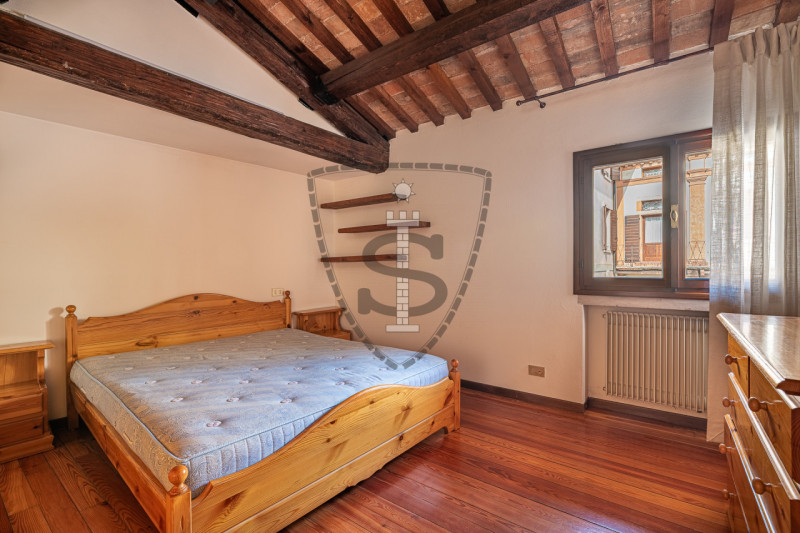 Proponiamo in vendita un bellissimo appartamento indipendente nel cuore del Centro Storico di Bas...