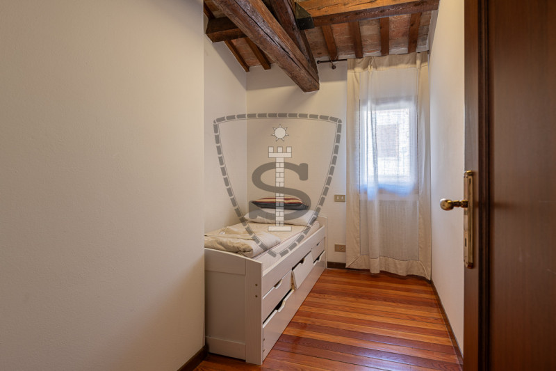 Proponiamo in vendita un bellissimo appartamento indipendente nel cuore del Centro Storico di Bas...