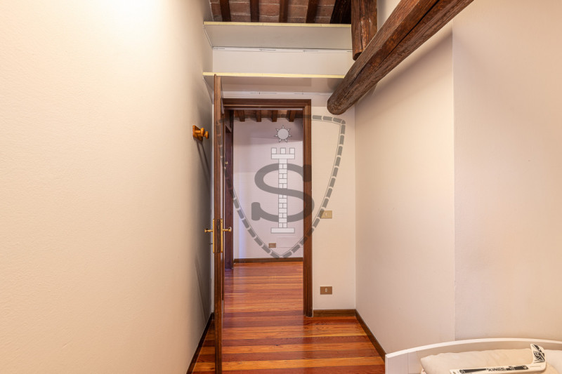 Proponiamo in vendita un bellissimo appartamento indipendente nel cuore del Centro Storico di Bas...