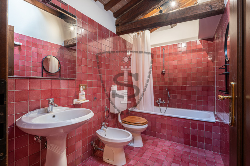 Proponiamo in vendita un bellissimo appartamento indipendente nel cuore del Centro Storico di Bas...